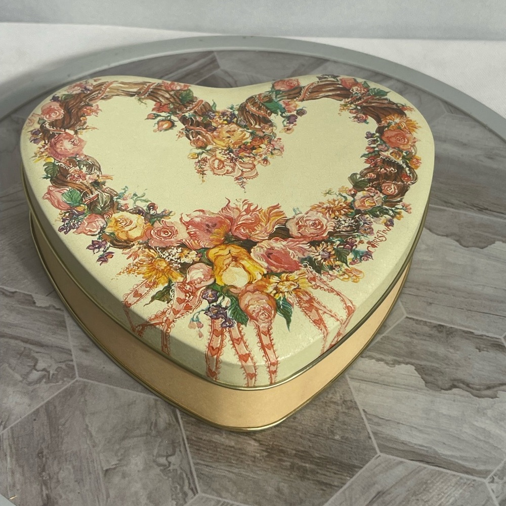 Vintage 1989 Creative Concepts Nesting Heart Tins Floral Wreath Set of 2